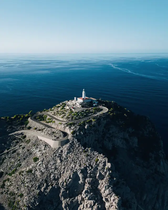 El faro de Formentor, en Mallorca, sobre el acantilado