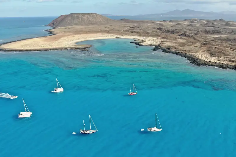 Veleros fondeados frente a la Isla de Lobos, en Fuerteventura